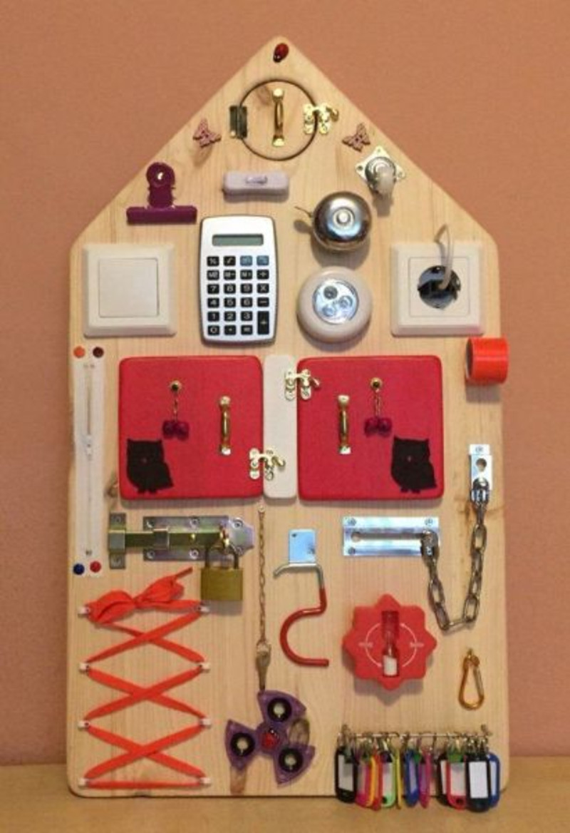 Развивающий стенд для малышей. Сенсорная доска для детей. Бизиборды монтессори. Сенсорная доска. Бизиборд марии монтессори.