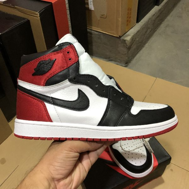 Jordan 1 Retro High Satin Black Toe 