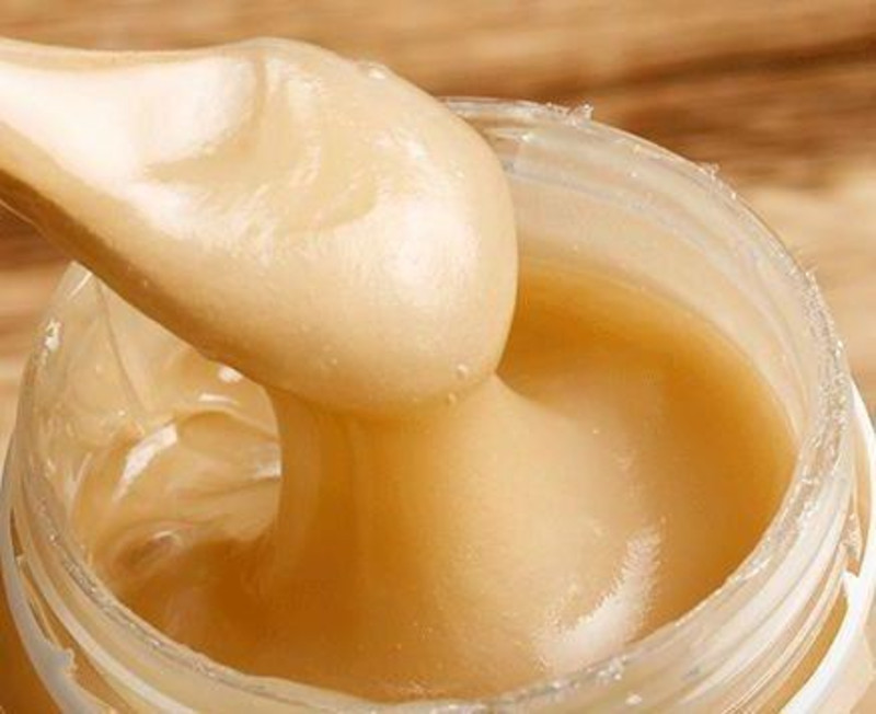 светлый цвет меда. гречишно-цветочный мёд. светлый цвет меда. светлый цвет меда. мед из осота полевого.