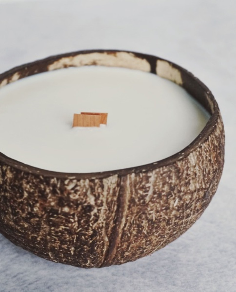 Свечи из кокоса. Кокосовые свечи как делать. Свечи из кокосового воска. Кокосовые свечи как делать. Свеча в скорлупе кокоса.